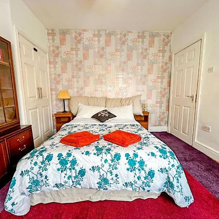 Bushbury Wolves Living Bed & Breakfast エクステリア 写真