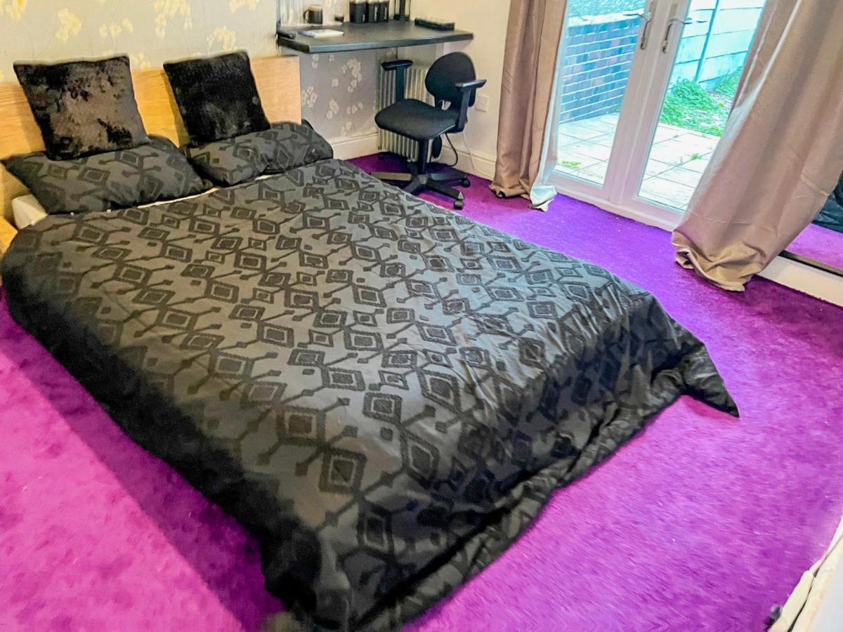 Bushbury Wolves Living Bed & Breakfast エクステリア 写真