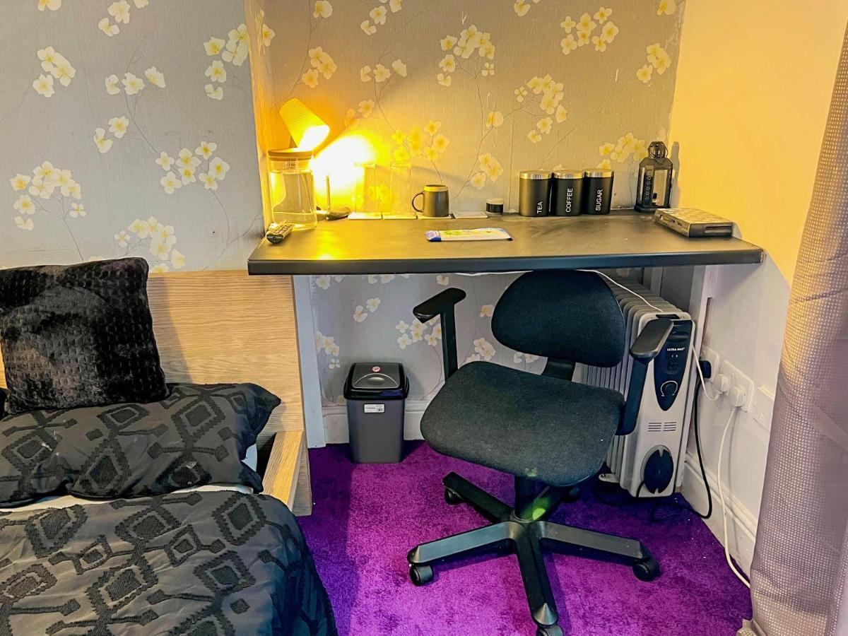 Bushbury Wolves Living Bed & Breakfast エクステリア 写真