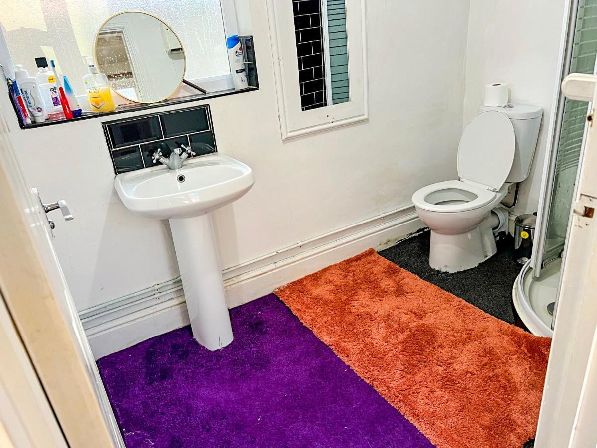Bushbury Wolves Living Bed & Breakfast エクステリア 写真