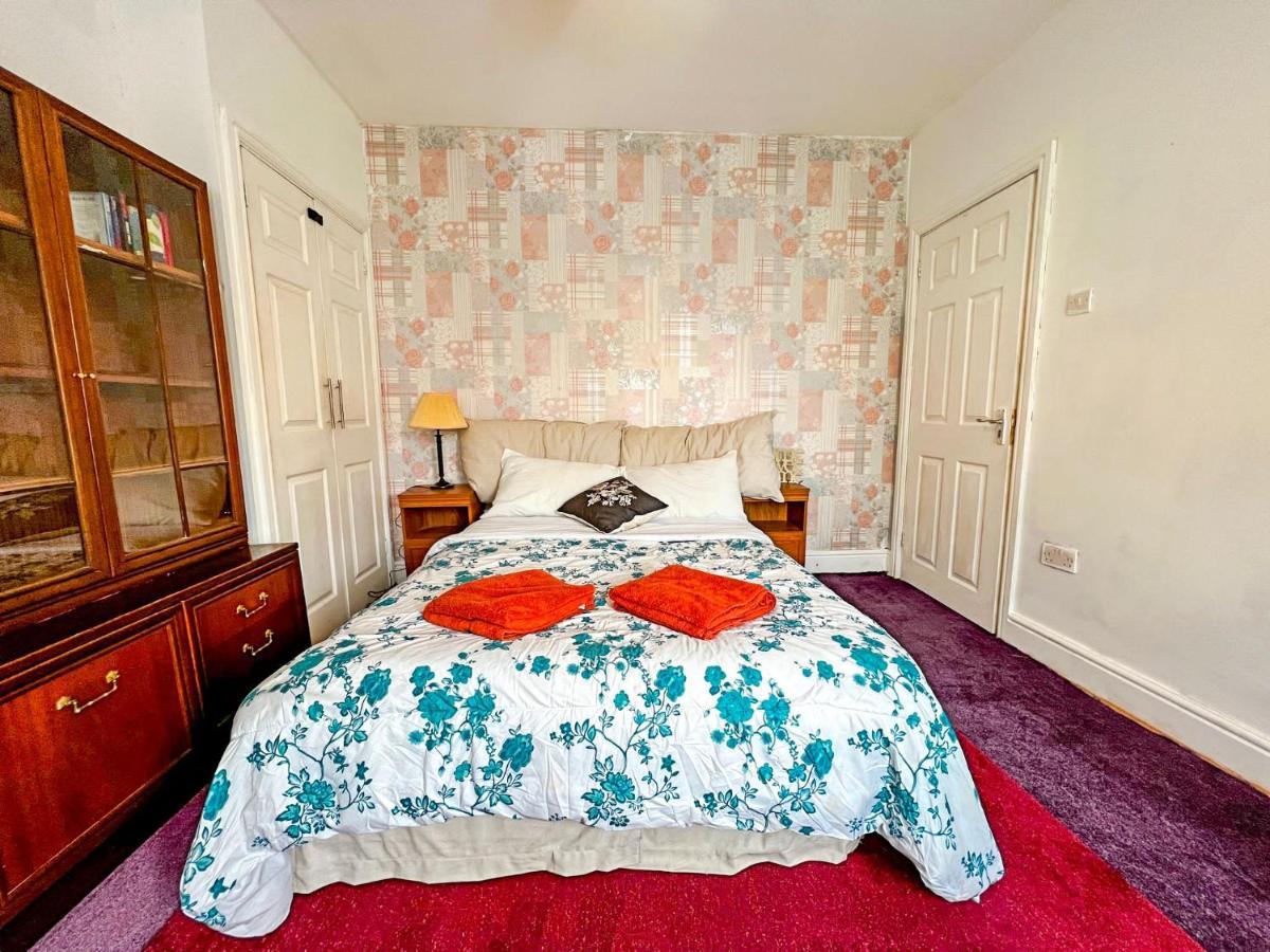 Bushbury Wolves Living Bed & Breakfast エクステリア 写真