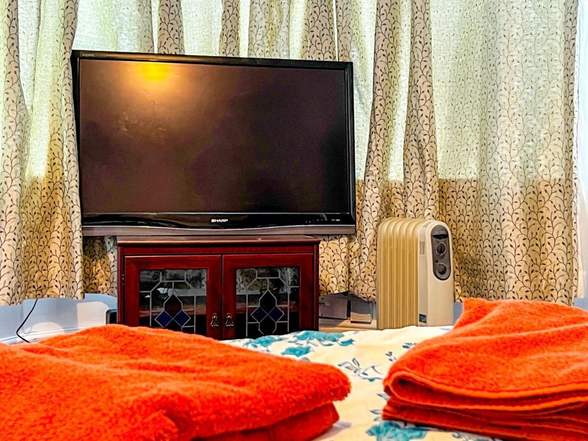 Bushbury Wolves Living Bed & Breakfast エクステリア 写真